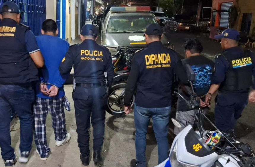 They capture two alleged gang members when they picked up a package that simulated Q20 thousand of extortion