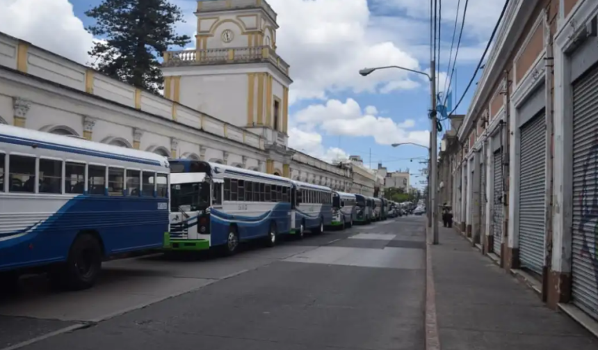 Transporters from the capital and Mixco announce a demonstration due to an increase in fuel prices and ask for an adjustment to the rate