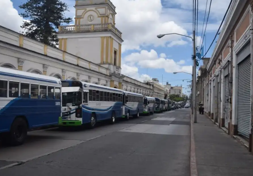 Transporters from the capital and Mixco announce a demonstration due to an increase in fuel prices and ask for an adjustment to the rate