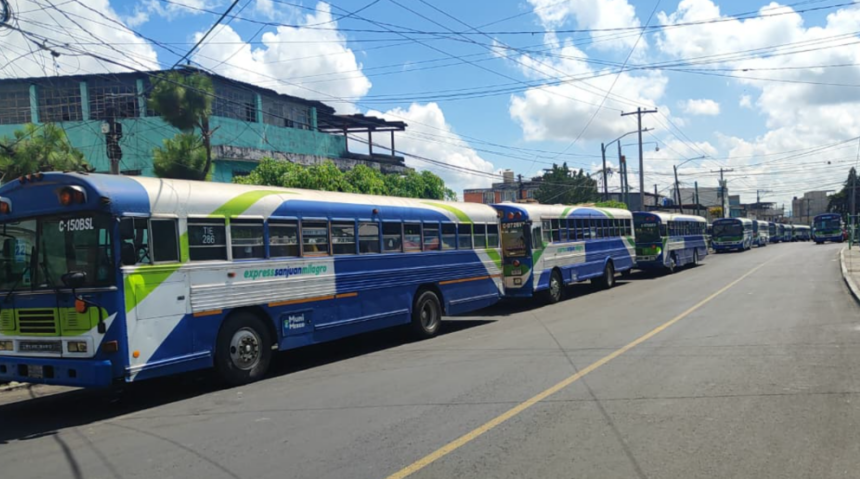 Urban bus drivers paralyze work in Mixco due to the high price of fuel
