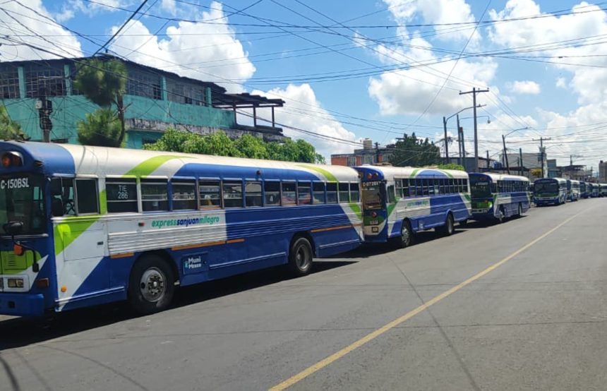 Urban bus drivers paralyze work in Mixco due to the high price of fuel