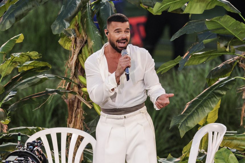 Valentino Martín asks to be recognized for his work as a dancer and not to be compared to Ricky Martin