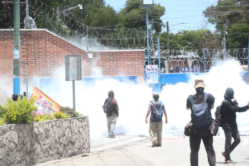 Walter Mazariegos assumes his second term as rector of the Usac in the midst of demonstrations; situation becomes tense