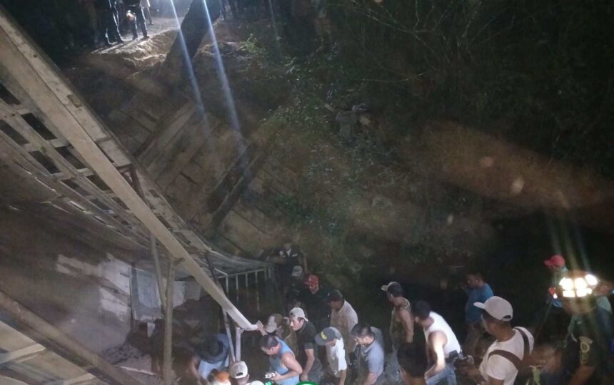 Wooden bridge collapses when a truck passes and leaves a man and a girl dead in Petén