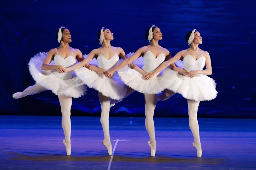 the staging that the National Ballet of Guatemala “Christa Mertins” brings about Princess Odette and Prince Siegfried