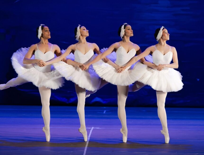 the staging that the National Ballet of Guatemala “Christa Mertins” brings about Princess Odette and Prince Siegfried