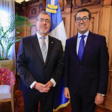 Jonathan Menkos asume el Banguat entre impugnaciones y advertencias de incertidumbre Jonathan Menkos asume el Banguat entre impugnaciones y advertencias de incertidumbre